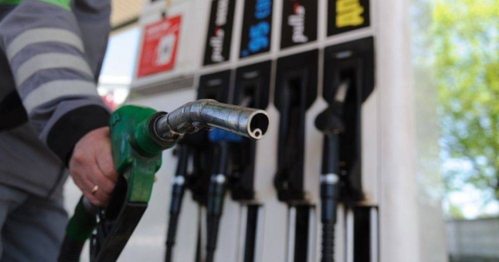 Бензин дорожает, заправки сокращают скидки: чего ждать автовладельцам летом