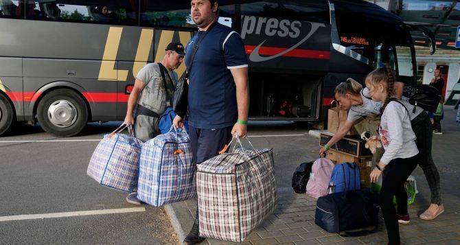 В Эстонии увеличилось число транзитных украинских военных беженцев, едущих через Нарву