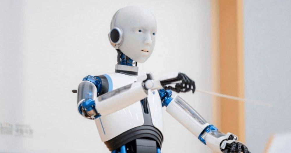 "Чтобы успокоить людей": робот EveR 6 впервые дирижировал национальным оркестром (фото)