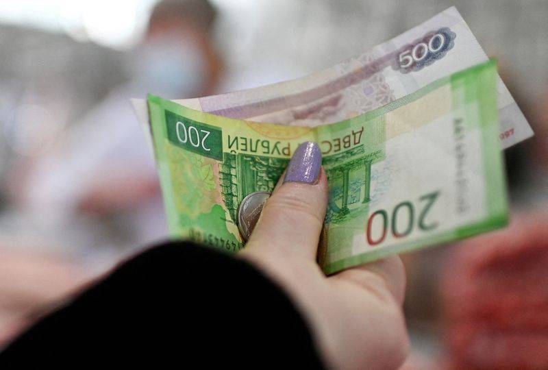 Рубль в начале торгов дорожает к доллару