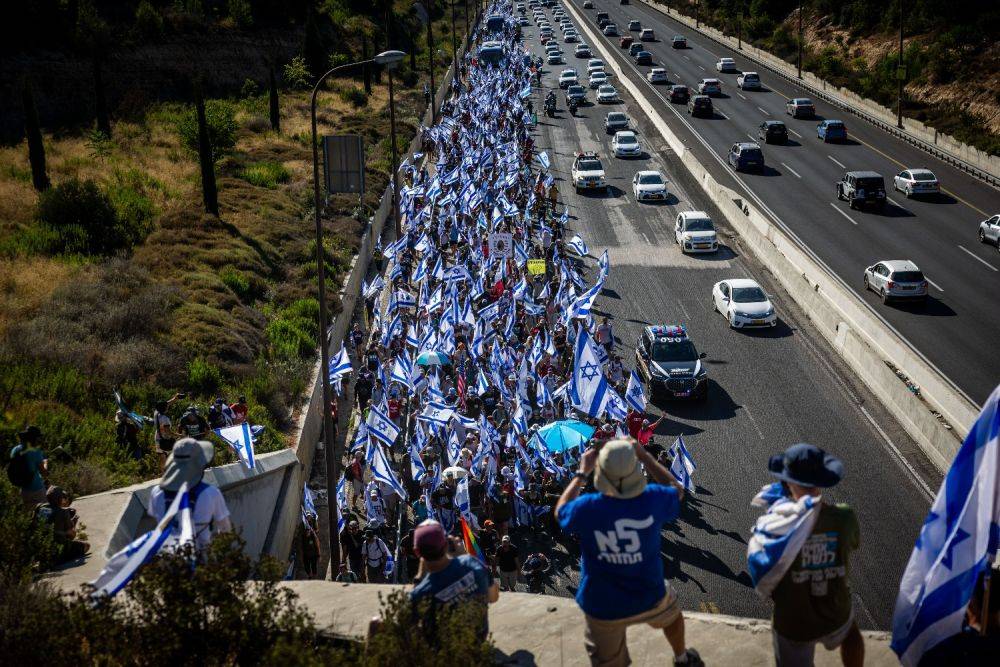 Более 10 тысяч демонстрантов движутся к Иерусалиму