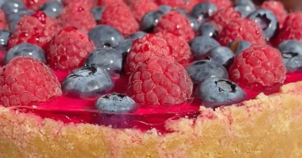 Как приготовить ягодный чизкейк без выпечки: доступный рецепт сезонного десерта