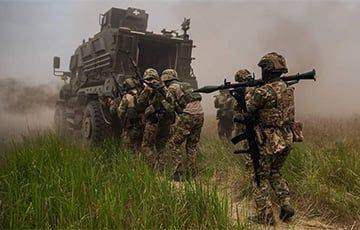 Украинские воины на трех HMMWV под артобстрелом штурмуют российскую позицию