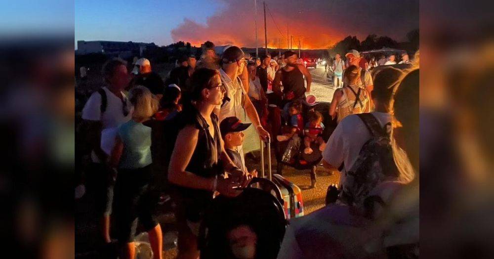 Пекло в Греции: масштабные лесные пожары вынудили эвакуировать с острова Родос тысячи туристов