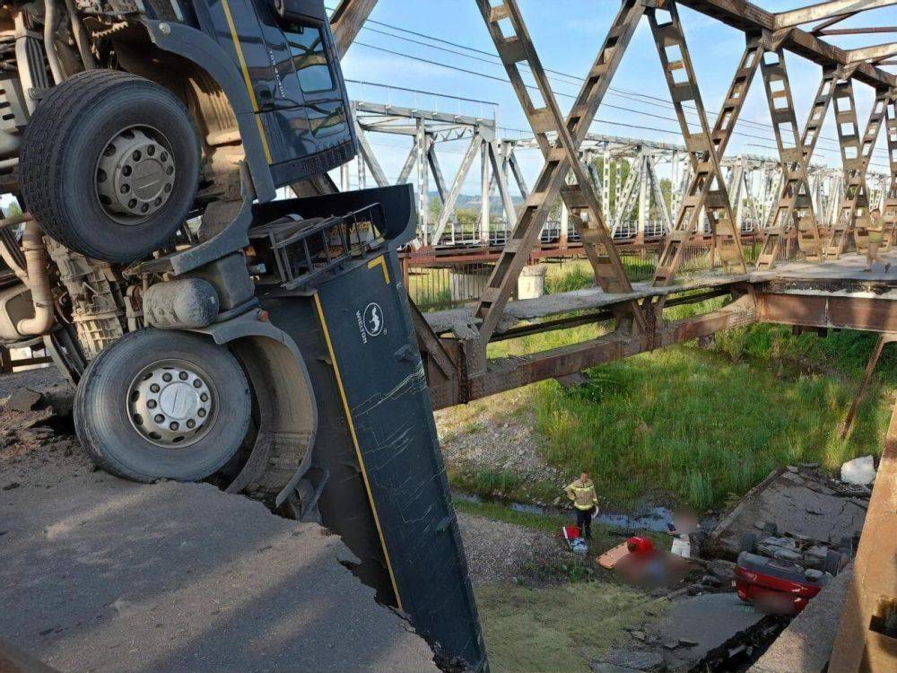 В Закарпатской области во время движения на мосту через реку провалились грузовик и легковушка, трое человек пострадало. Фото, видео