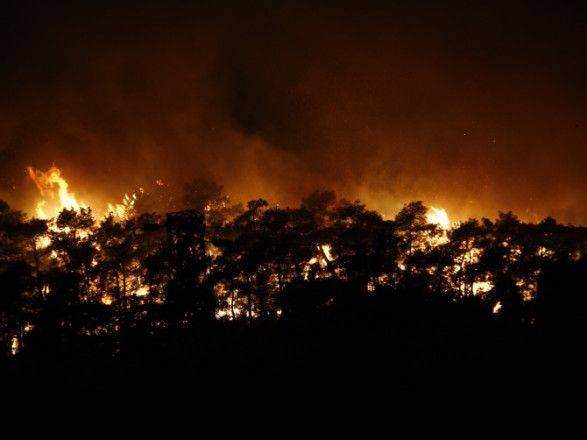 В турецкой Анталии лесные пожары приближаются к курортам, пострадали 6-ро человек