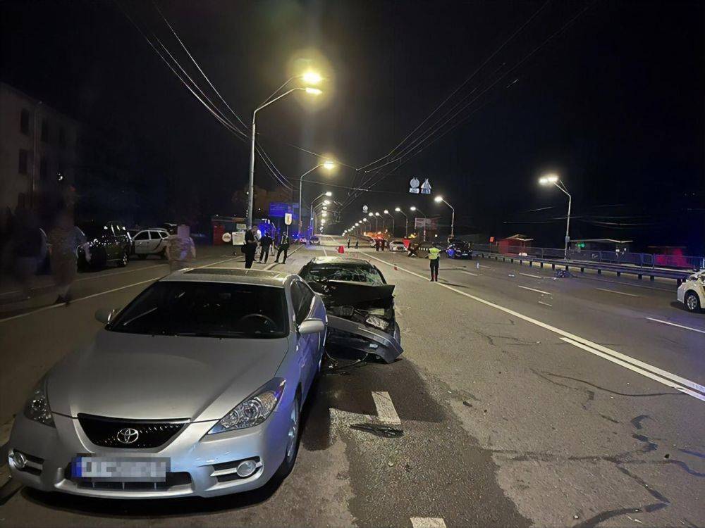 На блокпосту в Киеве автомобиль сбил двух военных Нацгвардии и протаранил другую машину. Один из нацгвардейцев погиб. Видео