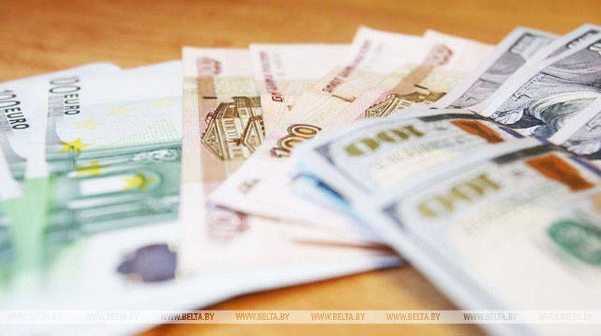 Доллар подешевел, российский рубль и юань подорожали на торгах 25 июля