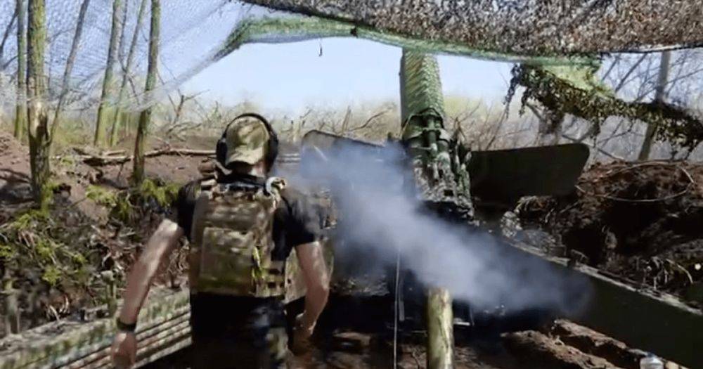 "Пот артиллериста бережет кровь пехоты": Залужный показал работу пушки "Гиацинт" (видео)