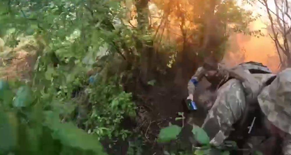 Влетела российская ракета: момент невероятного спасения бойцов попал на видео