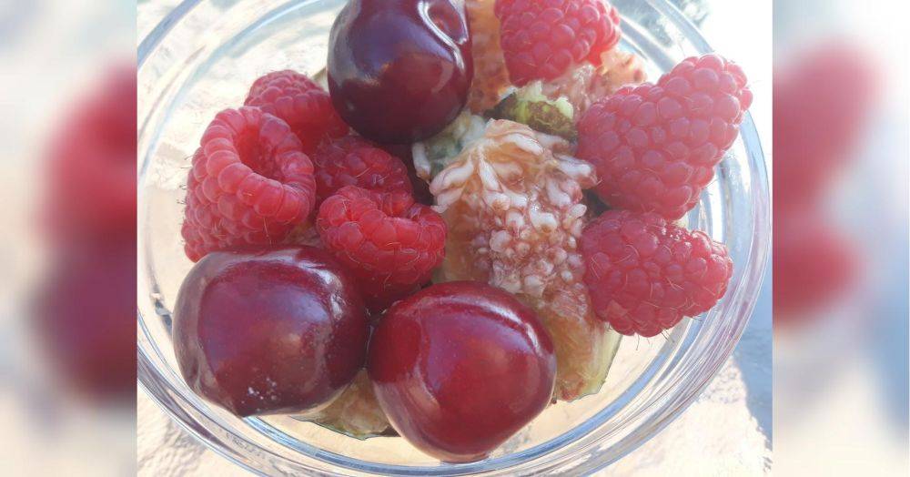 Фруктово-ягодный салат «Яркие краски июля»: подавать охлажденным
