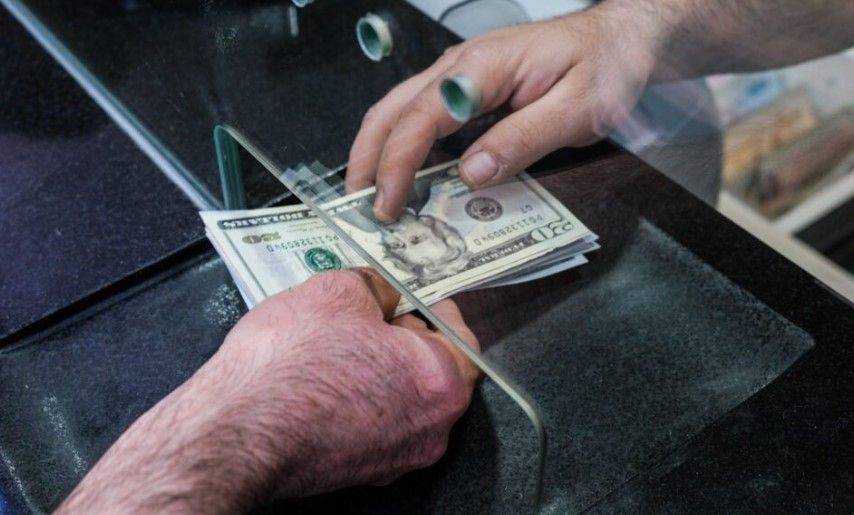 ПриватБанк выдает старые и потрепанные доллары, их не хотят принимать: что рассказывают украинцы