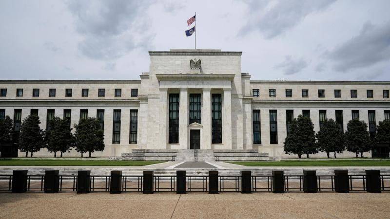 Инвесторы ждут решения ФРС, а МВФ улучшил прогноз роста экономики: что нужно знать утром