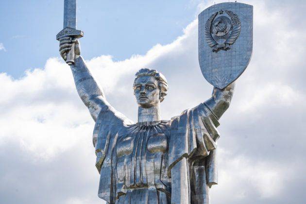 В Киеве начали демонтаж советского герба со щита Родины-Матери - видео