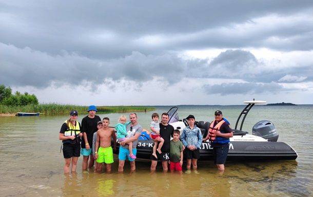 На Свитязе спасли людей, которые в непогоду плавали в озере на надувной лодке