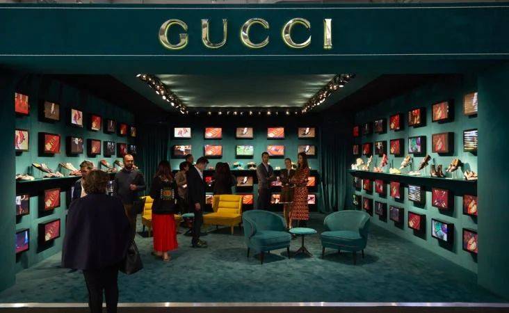 Владелец Gucci покупает 30% акций Valentino за 1,7 миллиарда евро