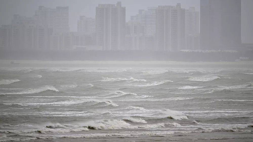 Тайфун "Доксури" прошёл Тайвань и обрушился на восточный Китай