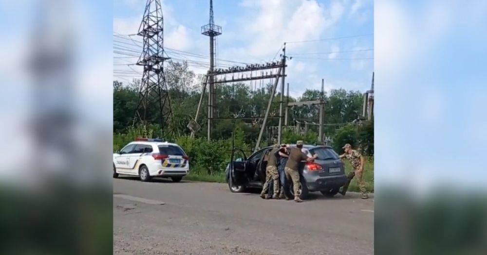 ГБР начало расследование: под Черновцами сотрудники ТЦК затолкали украинца в авто (видео)