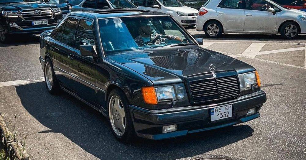 Звезда 90-х: в Киеве заметили очень редкий Mercedes W124 AMG (фото)
