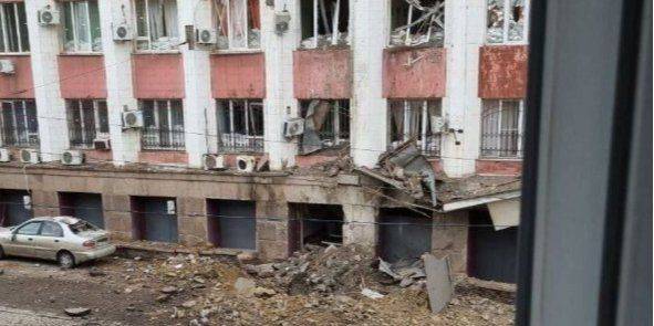 В Донецке был нанесен удар по здании оккупационной «полиции». Местные паблики публикуют видео масштабных разрушений