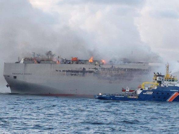 На борт горящего грузового судна возле Нидерландов поднялись впервые с начала пожара
