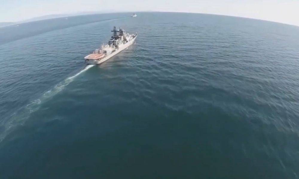 Российский военный корабль уже прямо угрожал гражданскому судну. Скоро отправится за крейсером "Москва"? Видео