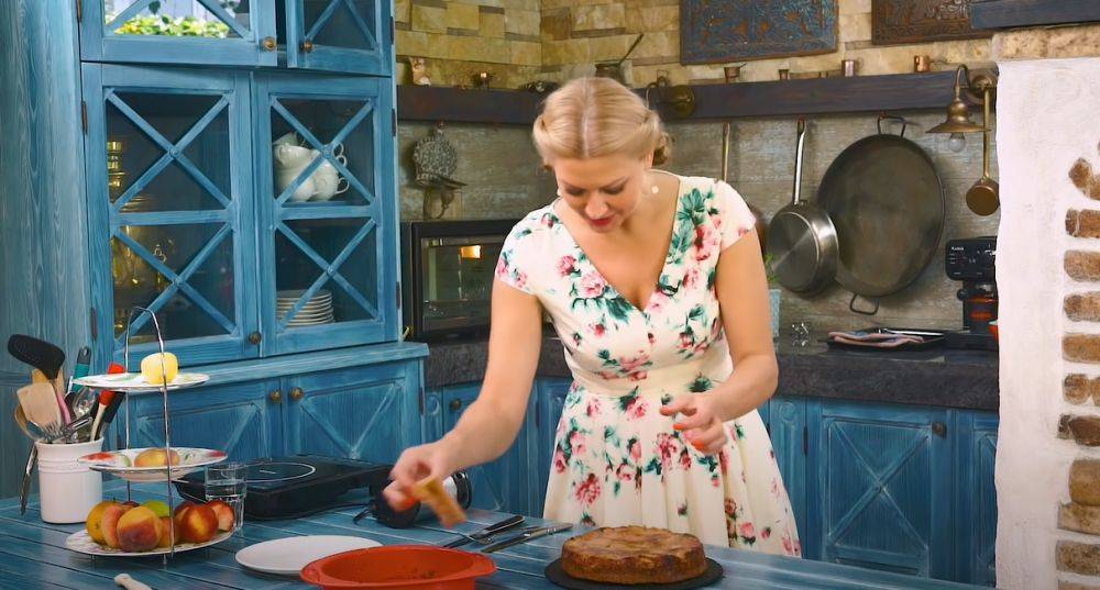 "Мастер Шеф" Литвинова предложила рецепт сочного пирога с персиками: идеально для десерта