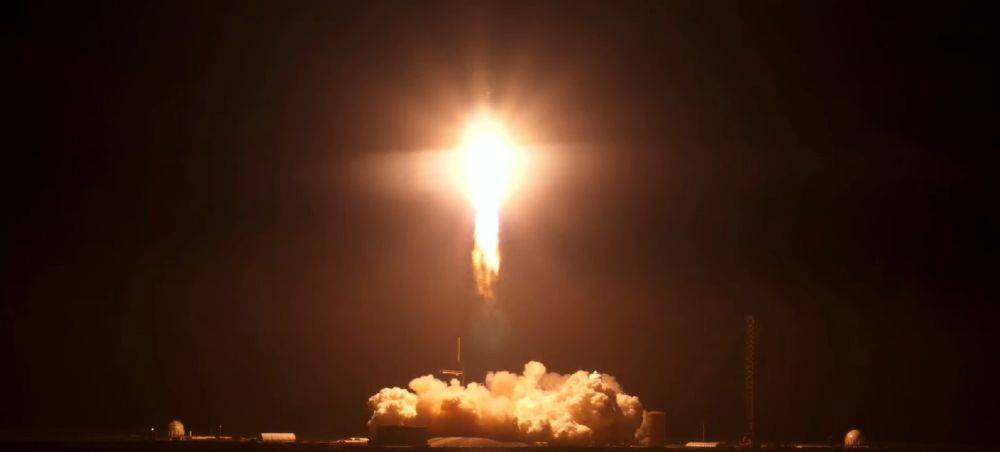 SpaceX запустила ракету с самым тяжелым в мире спутником - видео с моментом запуска