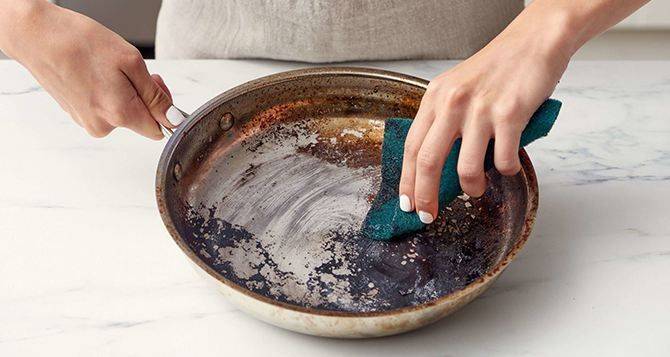Старый нагар отвалится за 15 минут: в чем проварить сковороду, чтобы была как новая