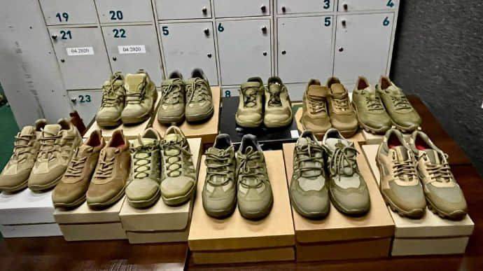 Военные испытали на удобство новые "тактические кроссовки" - Минобороны
