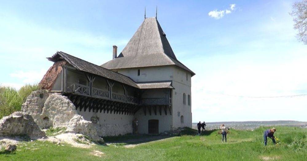 "Докопаться до княжеских времен": археологи нашли вход в Галицкий замок (фото)