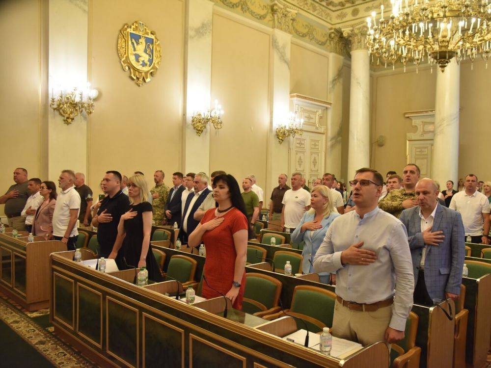 Депутатам Львовского облсовета раздали на сессии повестки в армию