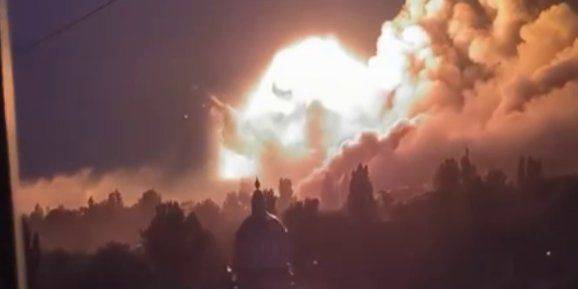 Возле Донецка прогремел мощный взрыв, паблики сообщают о пожаре на нефтебазе — видео