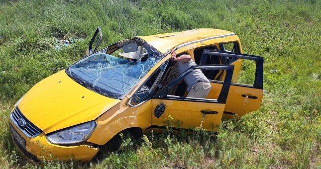 Автомобиль с восемью таджикистанцами опрокинулся в кювет в Актюбинской области Казахстана