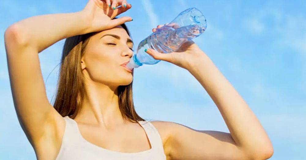 Лучше это делать по часах: как придерживаться питьевого режима и сколько нужно пить воды в день