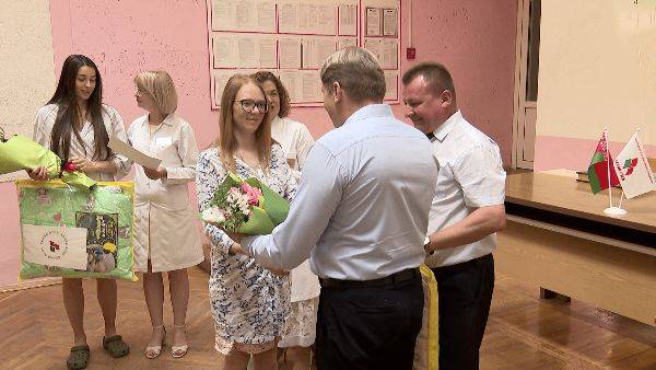 Актив «Белой Руси» поздравил минчанок, родивших малышей в День Независимости