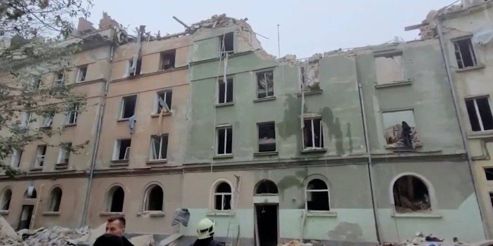 Ракетный удар РФ по дому во Львове: одна семья не выходит на связь, в районе нет света — ОВА
