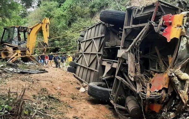 В Мексике автобус упал в ущелье: 29 человек погибли