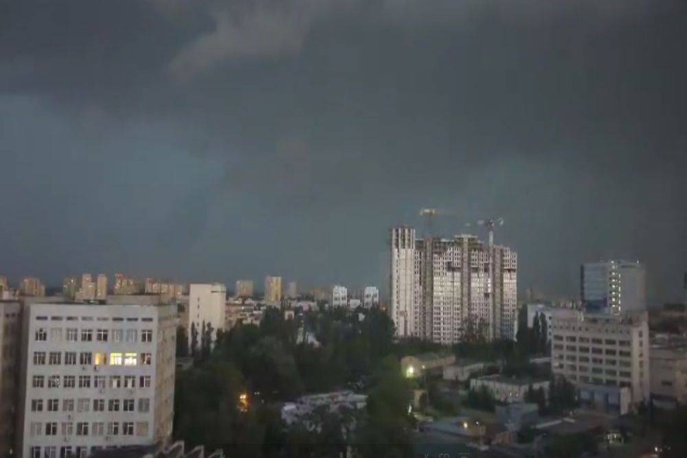 Гроза в Киеве 6 июля – в Киеве гроза с громом и молниями - фото и видео