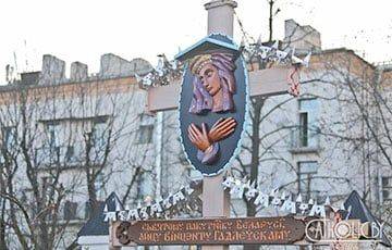 В центре Минска коммунисты разрушили крест в память о замученном нацистами священнике