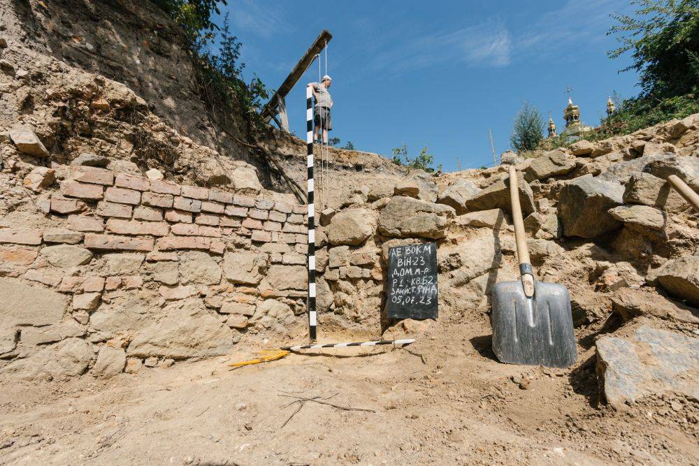 Археологи проводят раскопки Спасо-Преображенского собора в Виннице – фото и детали экспедиции