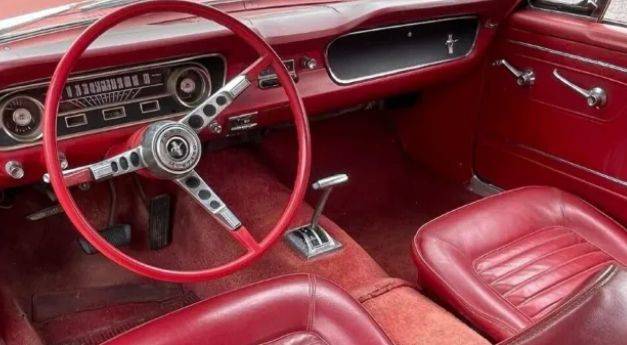 За такой можно получить две квартиры: в заброшенном гараже нашли один из первых Ford Mustang