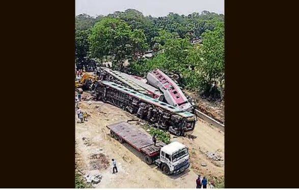 Масштабная авария с поездами в Индии: арестованы 3 работников железной дороги