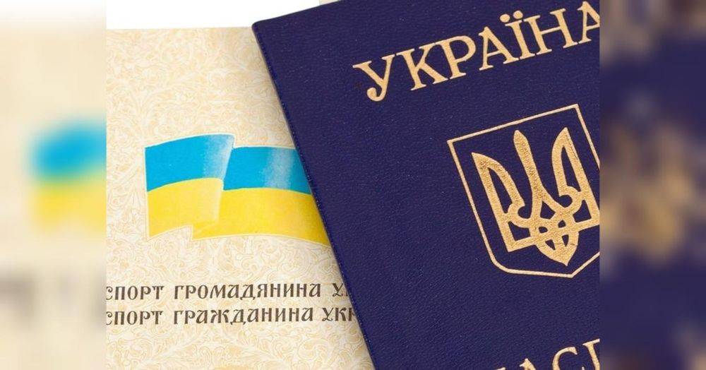 Отмена COVID-карантина: кому из украинцев нужно вклеить новое фото в паспорт