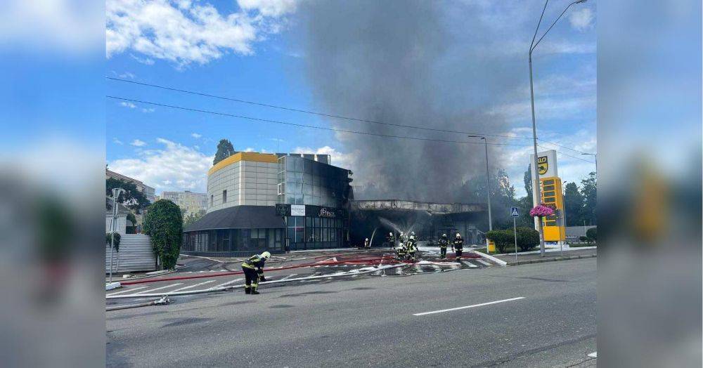 Масштабный пожар в Киеве: горела АЗС на Броварском шоссе (видео)