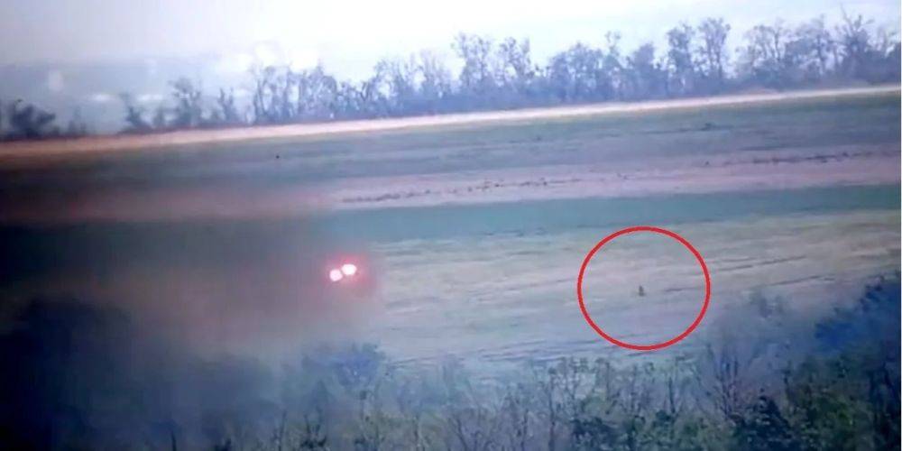 Оккупант пытался посоревноваться в скорости с украинской ракетой, но занял лишь второе место — видео