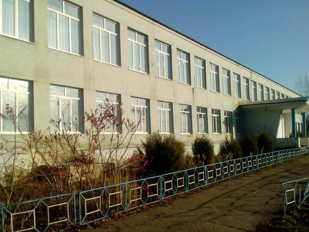"Окон нет, зато заборчик выкрашен в триколор": В сети показали, как выглядит "восстановленная" школа в Варваровке на Луганщине