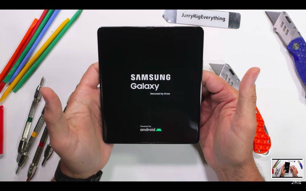 Складной смартфон Samsung Galaxy Fold5 уверенно прошел тест на обратное сгибание от JerryRigEverything