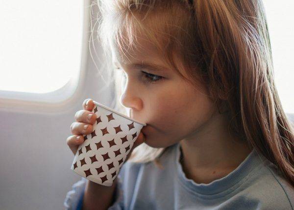 Бортпроводницы рассказали, какой горячий напиток стоит пить в самолете, чтобы успокоиться