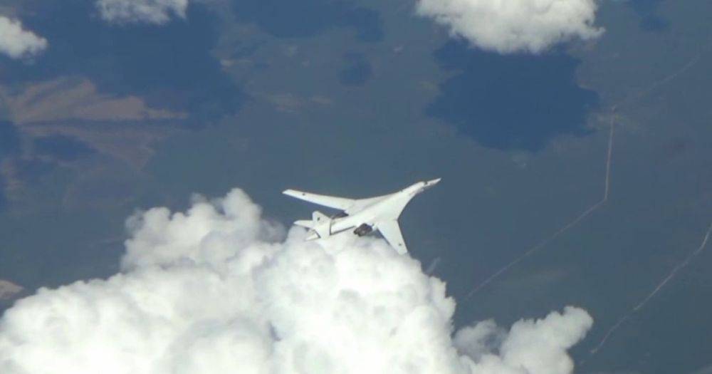 Два Ту-160 пролетели над Ледовитым океаном: что бомбардировщики ВКС РФ делали 8 часов в небе